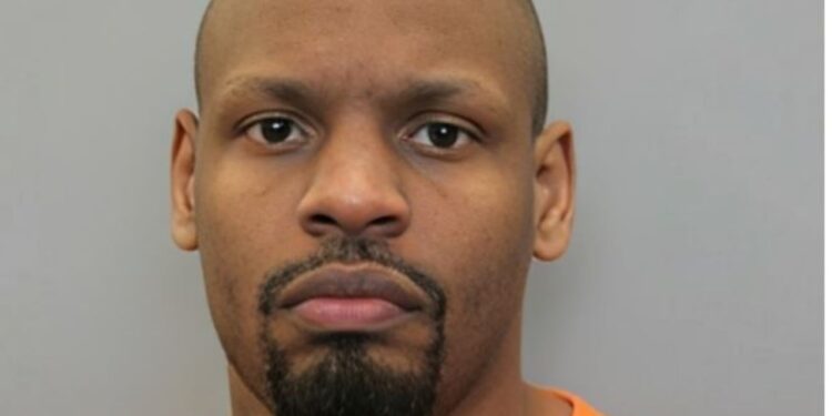 Burgu në Teksas lëshon gabimisht të burgosurin, autoritetet po e kërkojnë atë.