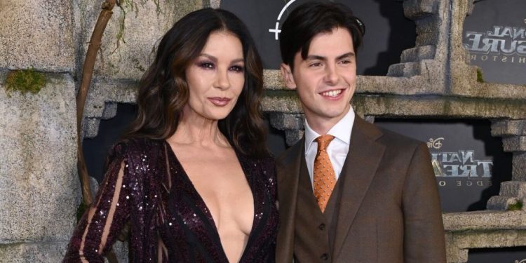 Catherine Zeta-Jones i uron djalit të saj për ditëlindjen e 25-të: Je gjithçka për mua