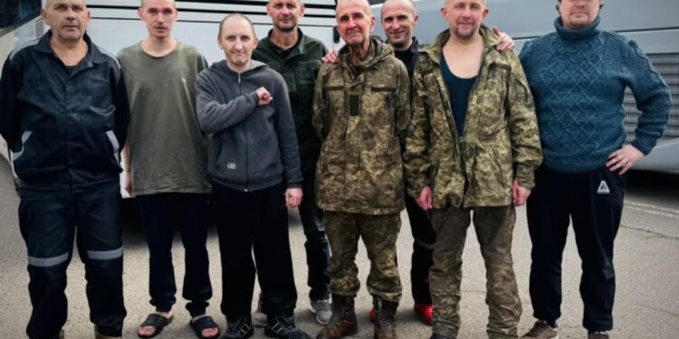 "Çdo nënë qaj, por unë po kthehem" / Gazetari ukrainas i rihet liria pas tre vjetësh në paraburgim të fshehtë nga Rusia