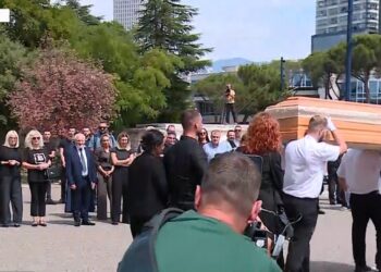 Ceremonia e fundit për Artur Zhejin, gazetarin dhe publicistin; miq e kolegë vendosin kurora me lule pranë arkivolit.