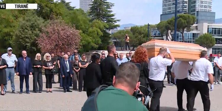 Ceremonia e fundit për Artur Zhejin, gazetarin dhe publicistin; miq e kolegë vendosin kurora me lule pranë arkivolit.