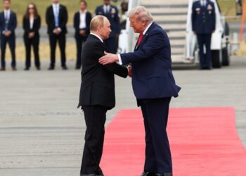 Çfarë mesazhi të fshehtë përcolli gjuhën e trupit mes Trump dhe Putinit gjatë takimit të tyre të parë?