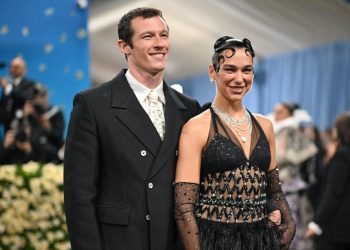 Çifti i njohur fillon një venture të re, Dua Lipa dhe Calum Turner krijojnë TwentyTwo Films