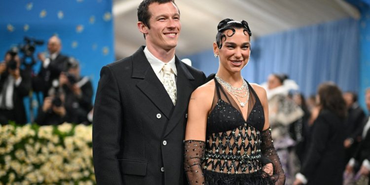 Çifti i njohur fillon një venture të re, Dua Lipa dhe Calum Turner krijojnë TwentyTwo Films