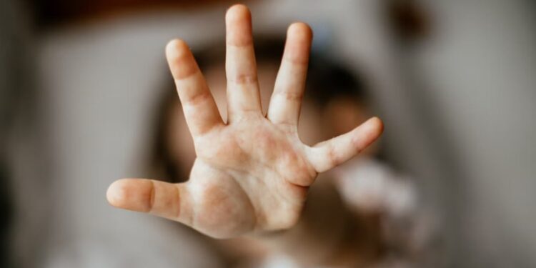 Dado i Kalifornisë dënohet me 100 vjet burg për abuzim seksual me vajza të mitura dhe filmimin e tyre.