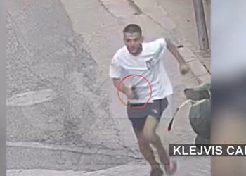 Dalin PAMJET/ I riu arratiset me armë pas atentatit në Fresk, Tiranë