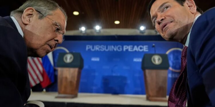 Delegacionet në Alaska: Poetë, studentë të Harvardit dhe nd breakers të sanksioneve përballë përkrahësve të Donald Trump.