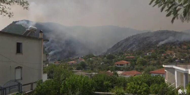 Delvina në krizë nga zjarret! Pjesa më e madhe e mbi një mijë banorëve evakuohen, spitali rifillon aktivitetin.