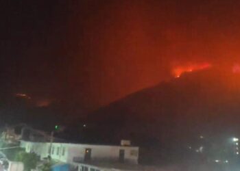 Delvina në krizë për shkak të zjarrit, spitali largon bombolat e oksigjenit për të shmangur shpërthimet! Flakët rrethojnë qytetin dhe nis evakuimi i banorëve.