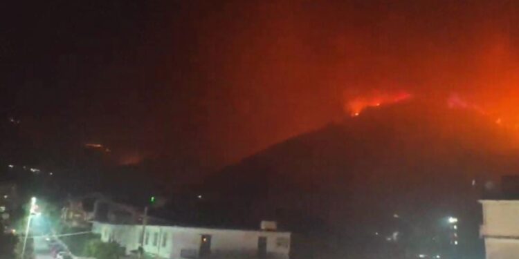 Delvina në krizë për shkak të zjarrit, spitali largon bombolat e oksigjenit për të shmangur shpërthimet! Flakët rrethojnë qytetin dhe nis evakuimi i banorëve.