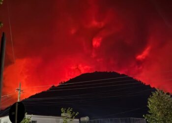 Delvina përballë panikut dhe stresit! Pacientët evakuohen nga spitali për shkak të frikës nga zjarri, ndërsa gratë, fëmijët dhe të moshuarit largohen nga zona!