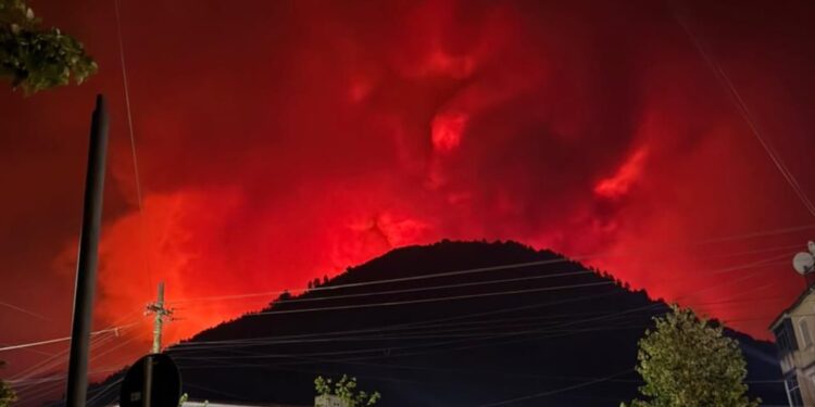 Delvina përballë panikut dhe stresit! Pacientët evakuohen nga spitali për shkak të frikës nga zjarri, ndërsa gratë, fëmijët dhe të moshuarit largohen nga zona!