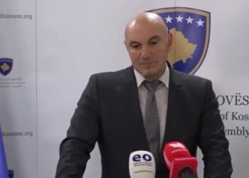 Deputeti i Kosovës, bashkë me gruan dhe vajzën e tij të mitur, sulmohen.