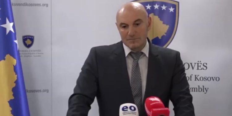Deputeti i Kosovës, bashkë me gruan dhe vajzën e tij të mitur, sulmohen.