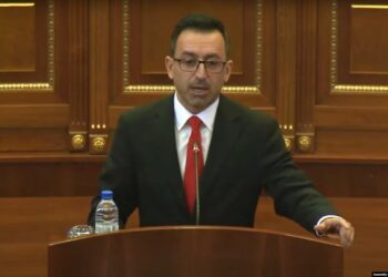 Dimal Basha, Kryetar i Kuvendit të Kosovës, fiton mbështetje nga PDK për të siguruar votat e Kurtit dhe shmangur zgjedhjet e parakohshme.