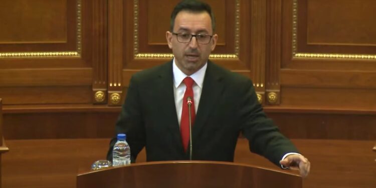 Dimal Basha, Kryetar i Kuvendit të Kosovës, fiton mbështetje nga PDK për të siguruar votat e Kurtit dhe shmangur zgjedhjet e parakohshme.