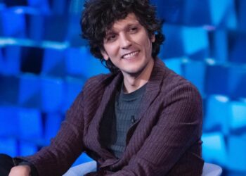 "Dimërore Kameliet" / Ermal Meta ndan kujtimet në romanin e tij të ri, diskuton jetën nën diktaturë: Të gjithë ishin të frikësuar! Pas vdekjes së Enver Hoxhës...