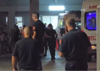 Dinamika e ngjarjes në Fier: Një person tenton të vrasë me thikë, plagoset vëllai i tij.