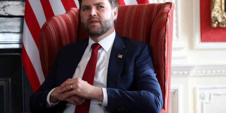 Diplomaci në prag të samitit në Alaskë: JD Vance realizon takime me homologët e tij evropianë.