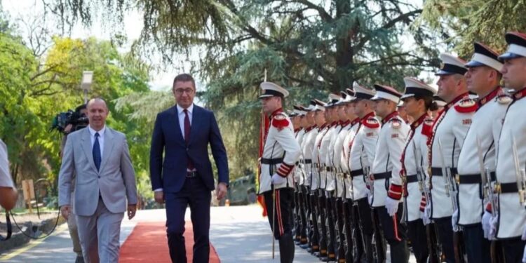 Dita e Ushtrisë në Shkup: Kryeministri Mickoski bëhet përfshirës për Greqinë dhe diskuton për Maqedoninë pa përmendur Veriun.