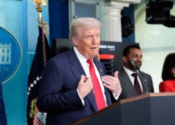 “Do ta kuptojmë brenda dy minutash nëse arrijmë një marrëveshje”, Trump: Besoj se mund të i ul në një tavolinë Putin dhe Zelensky.