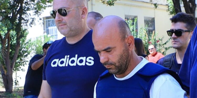 “Do të dëshiroja të ktheja kohën”, shqiptari që vrau gruan përpara katër fëmijëve kërkon falje në gjykatë: “Kishim një jetë të shkëlqyer, jam penduar”