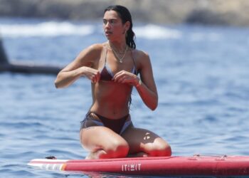 Dua Lipa "dëshmon" Ibizën, tregon linjat e saj perfekte teksa bën yoga.