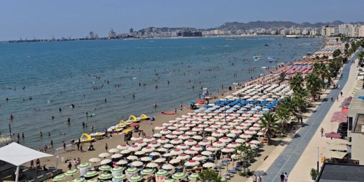 Durrësi i mbushur me vizitorë! Në kulmin e sezonit, destinacioni preferuar për shumë pushues vendas dhe të huaj.