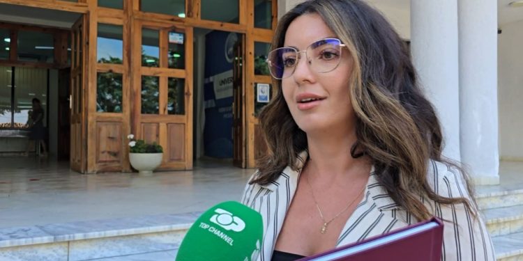 Dy diploma në të njëjtën kohë! Studentja ndahet me eksperiencën e saj, si arriti të marrë diplomë në Durrës dhe në “La Sapienza”