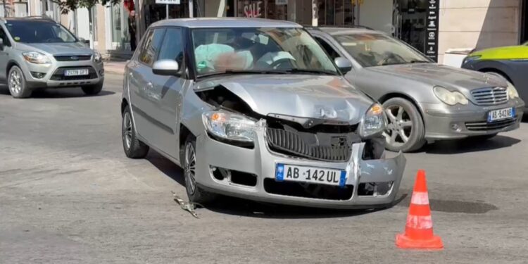 Dy makina përplasen në Fier, një fëmijë plagoset! Shoferët përfundojnë në konflikt fizik.