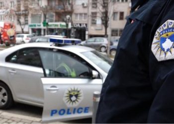 Dy polici sulmohen në Kosovë, njëri prej tyre arrin të shpëtojë.