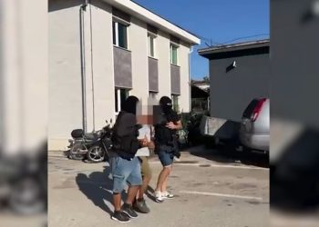 Dy vëllezër shqiptarë të dënuar nga gjykata italiane arrestohen si pjesë e organizatave kriminale në trafikimin e narkotikëve.