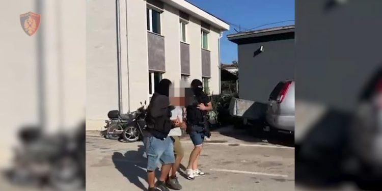 Dy vëllezër shqiptarë të dënuar nga gjykata italiane arrestohen si pjesë e organizatave kriminale në trafikimin e narkotikëve.