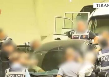 EMRI: Si në filma! 22-vjeçari kapet në tunelin e Murrizit me armë, në plan t'ua shiste grupeve kriminale.