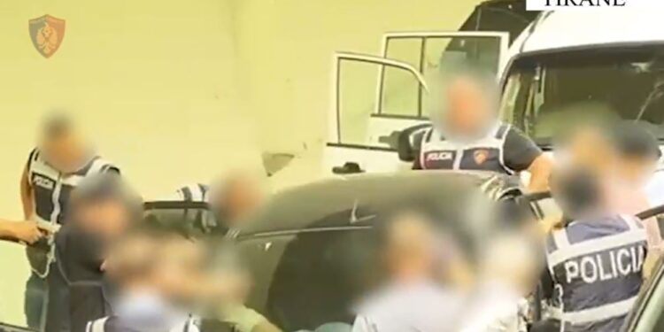 EMRI: Si në filma! 22-vjeçari kapet në tunelin e Murrizit me armë, në plan t'ua shiste grupeve kriminale.