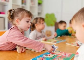 Edukatorja në Tiranë përfundon në telashe pas akuzave për goditje fëmije në kopsht.