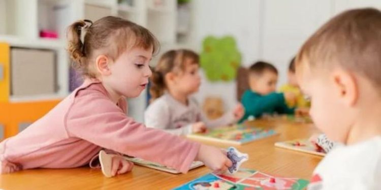 Edukatorja në Tiranë përfundon në telashe pas akuzave për goditje fëmije në kopsht.