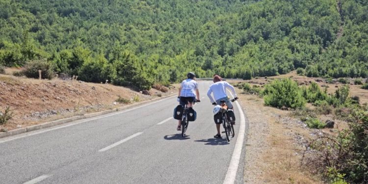 Eksplorimi i Maleve: Suedezët që nisen me biçikleta nëpër Ballkan, bëjnë një ndalesë në Shqipëri.