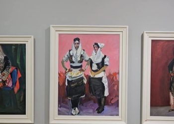 Ekspozita pranë liqenit në Pogradec paraqet gjithashtu kostumet tradicionale shqiptare.