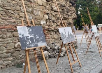 “Elbasani për një shekull” / Ekspozita pranë kullës së sahatit në qytetin e Elbasanit