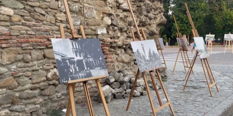 “Elbasani për një shekull” / Ekspozita pranë kullës së sahatit në qytetin e Elbasanit