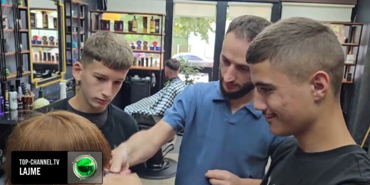 Ëndrrat me gërshërë: Historia e berberit në Kukës që nuk pranoi të largohej dhe sot edukon brezin e ri.