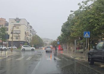 Erëra të fuqishme dhe shira të mëdhenj në Durrës, pushuesit mbyllin çadrat dhe braktisin plazhin.