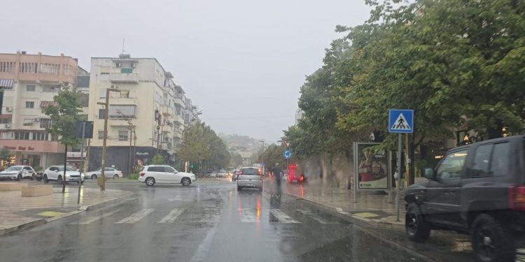 Erëra të fuqishme dhe shira të mëdhenj në Durrës, pushuesit mbyllin çadrat dhe braktisin plazhin.