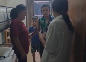 Evakuimi i banorëve të fshatrave të Gramshit për shkak të flakëve që dolën jashtë kontrollit, 32 familje strehohen në konviktin e qytetit.