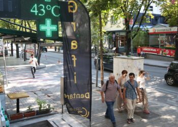 FOTOLAJM/ Tirana nën një vapë të madh sot, termometri arrin deri në 43 gradë Celsius