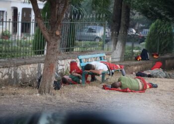 FOTOLAJM/ Zjarrfikësit e lodhur shtrihen në tokë pas natës së vështirë në Delvinë