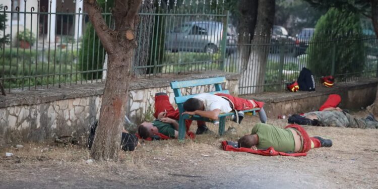 FOTOLAJM/ Zjarrfikësit e lodhur shtrihen në tokë pas natës së vështirë në Delvinë