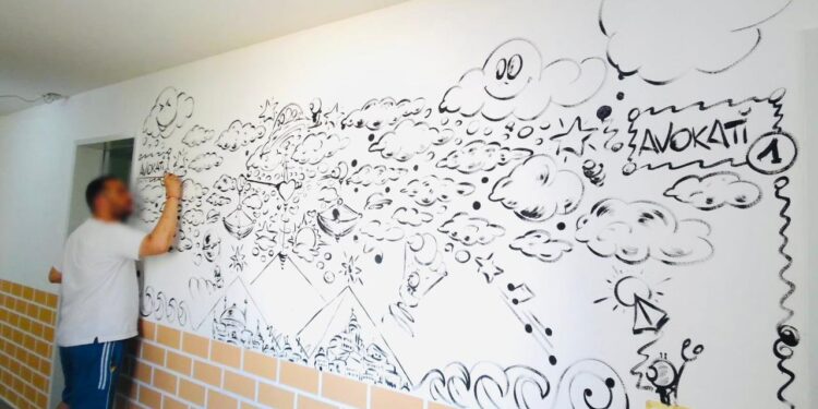 FOTOT/ Nga burgu në liri... I dënuari lë pas një pikturë me një mesazh të veçantë!