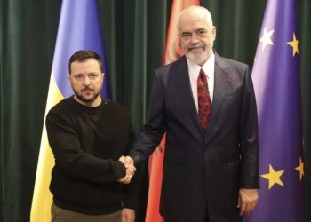“Faleminderit Shqipëri”: Zelensky bisedon me Ramën, presidenti ukrainas: E njoftova kryeministrin për…